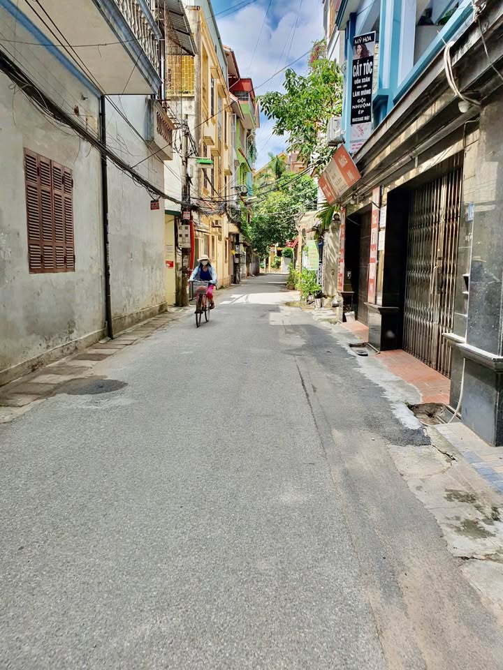 Nhà 5 tầng xây mới, 33m2, gần Quận ủy Bắc Từ Liêm giá tốt