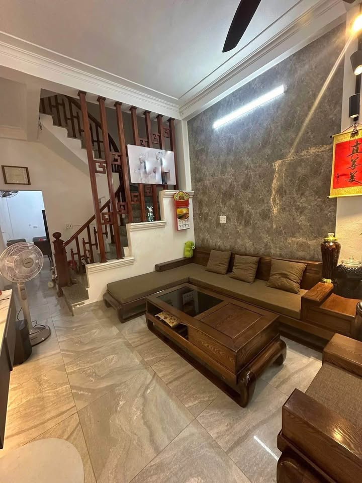 Nhà 3 tầng Đông Nam mới đẹp ngõ Văn Cao chỉ 1,6 tỷ