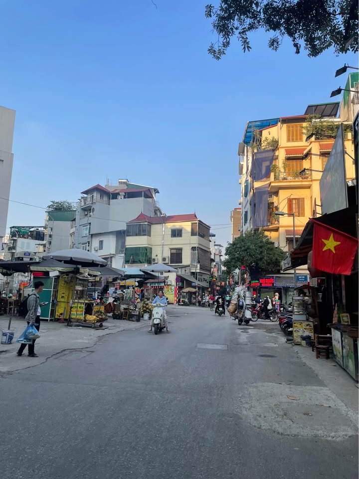 Chính chủ bán gấp nhà Cầu Giấy 35m2, ngõ thông, ô tô đỗ cửa, nhỉnh 10 tỷ