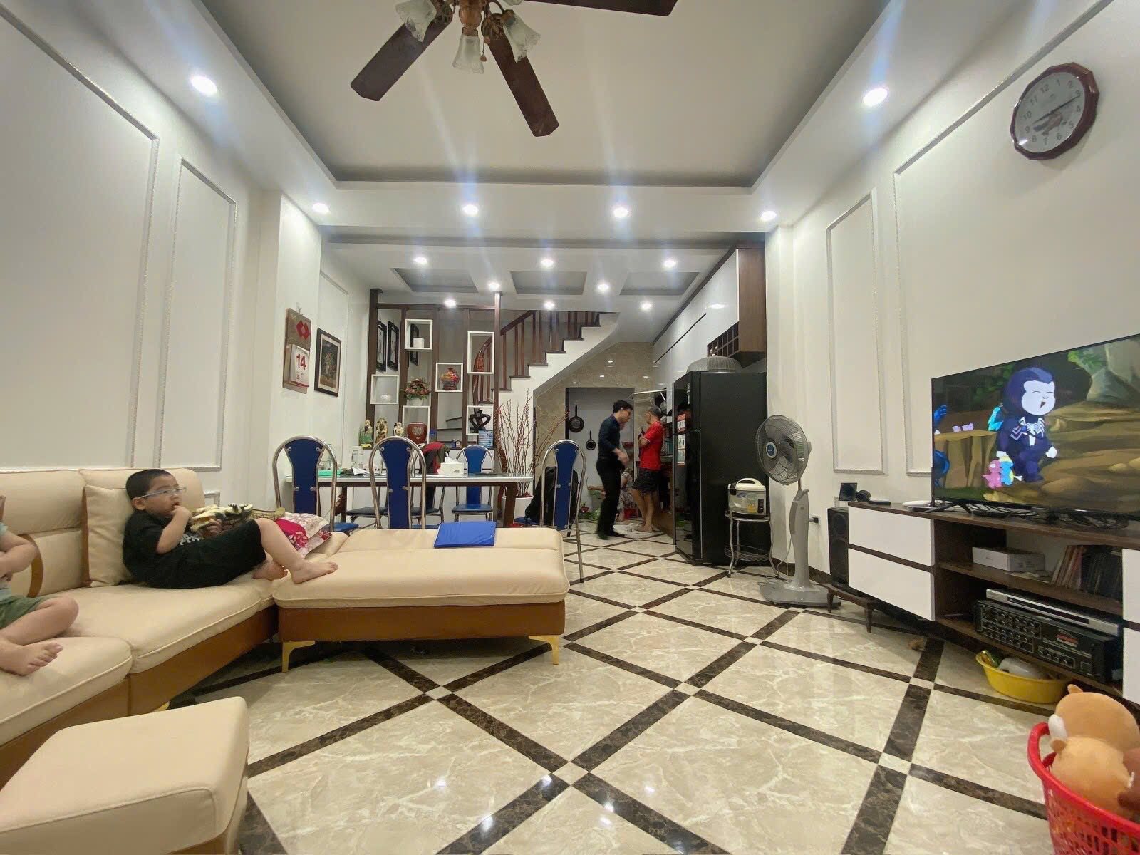 Bán nhà Mai Động 5 tầng, sân riêng để xe, gần phố, giá chỉ 8,3 tỷ