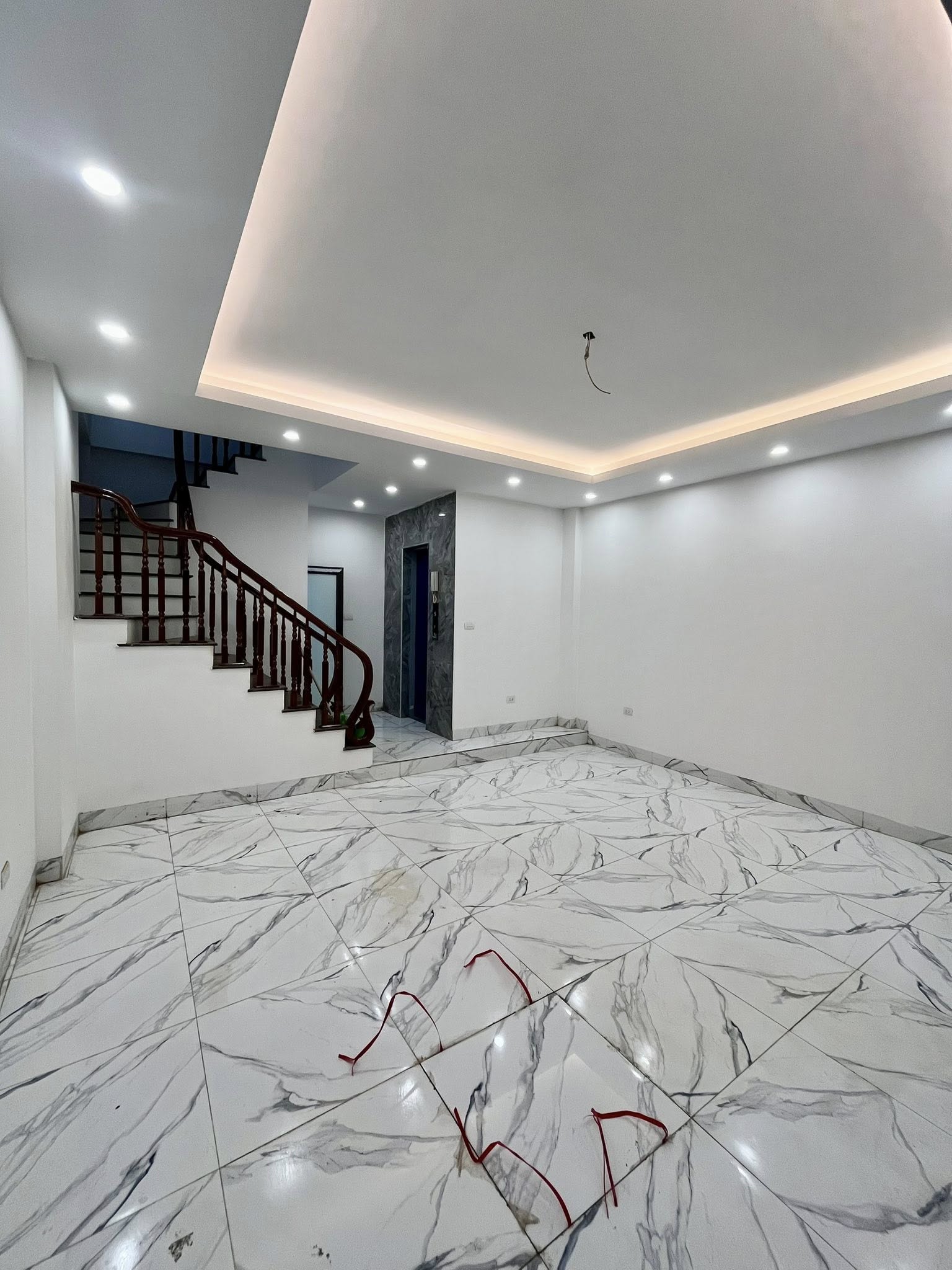 Bán nhà riêng 5 tầng thang máy, diện tích 40m2 tại Miêu Nha, Nam Từ Liêm, gần Vincom Smart City