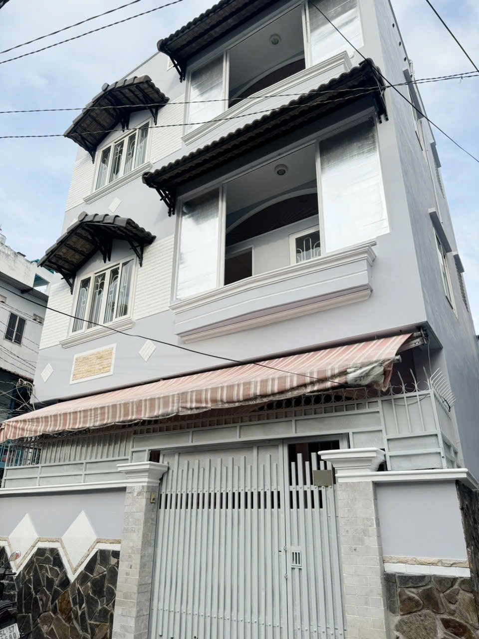 Nhà nguyên căn hẻm xe tải 8m x 5m, 4 phòng ngủ, 23 triệu/tháng Bình Thạnh