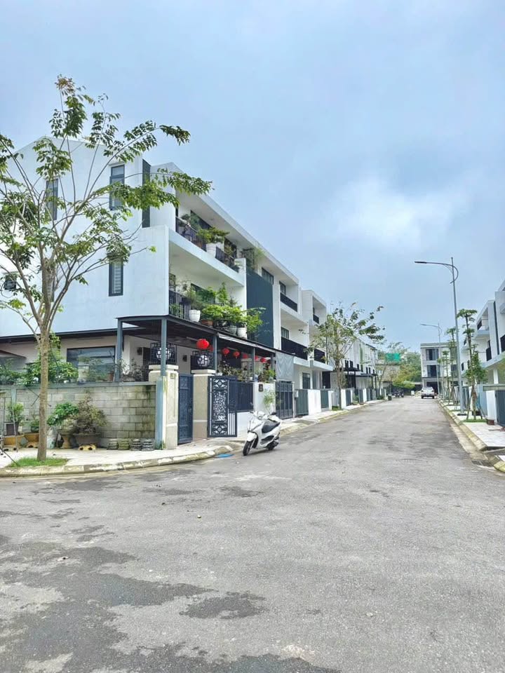 Biệt thự 3 tầng xịn sò, 172m2 đất, 6 tỷ ngay cạnh công viên