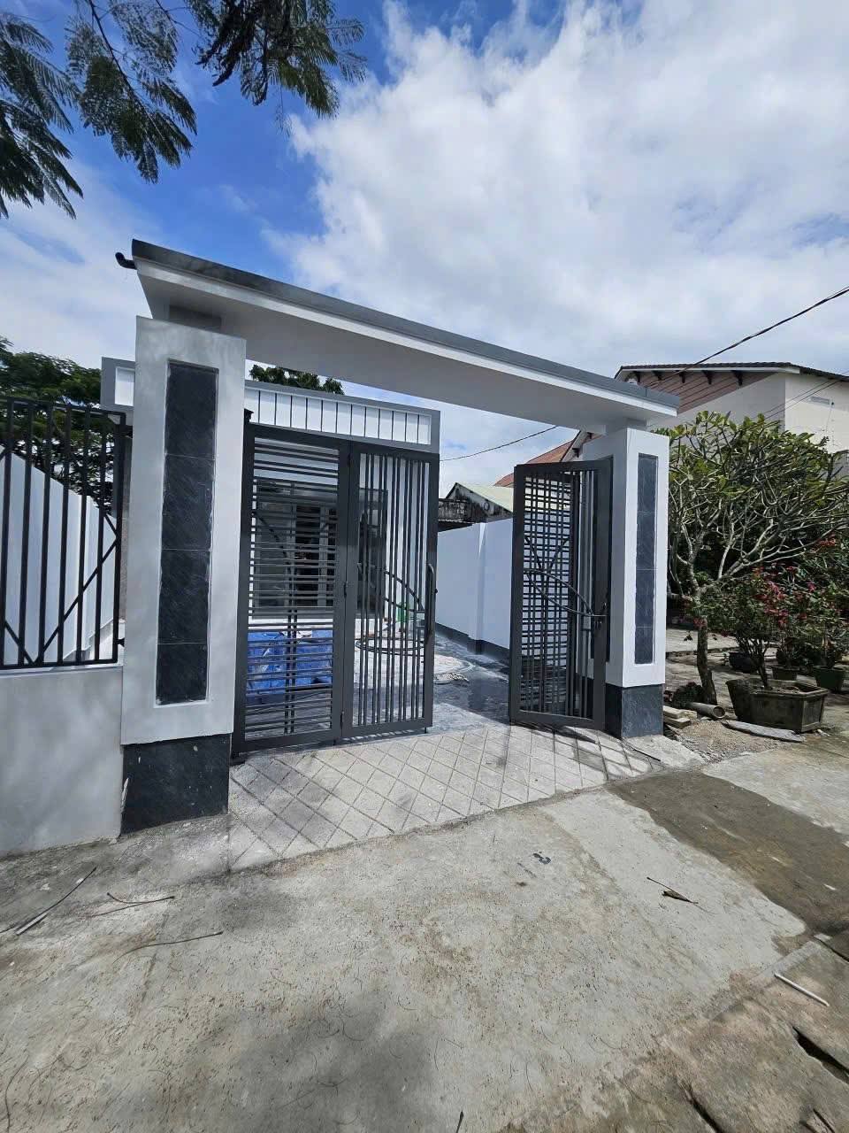 Nhà xinh trung tâm Long Điền, 2 phòng , sân rộng rãi, sẵn ở ngay