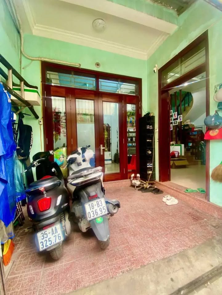 Bán nhà 3 tầng lô góc, ngõ đường Nguyễn Trãi, ô tô đỗ gần, mặt tiền 6m