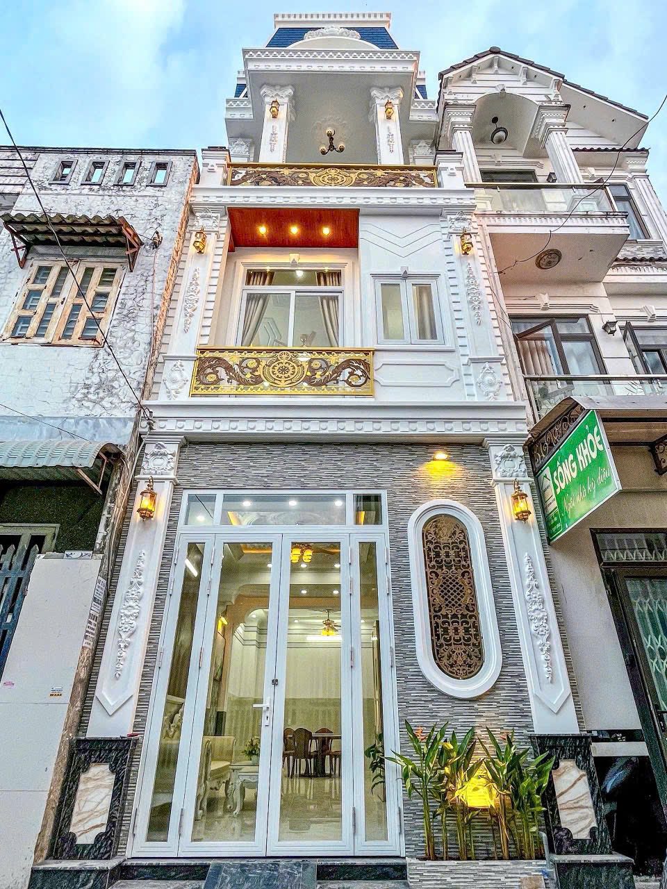 Chào mừng quý vị đến với căn nhà "chất như nước cất" tại hẻm 11, quận Ninh Kiều