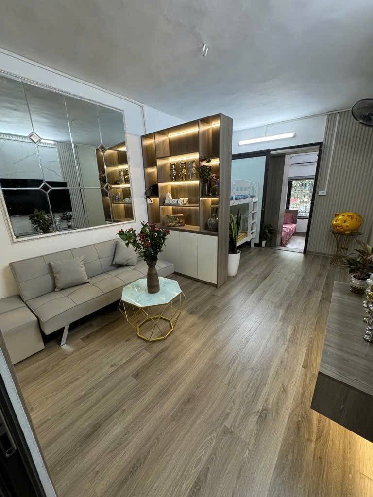 Tập thể Thái Thịnh căn góc tầng 2 thoáng sáng, sân chơi rộng trước nhà, vài bước ra phố ẩm thực