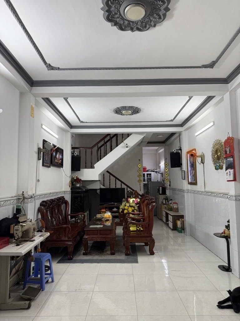 Nhà Lạc Long Quân, Tân Bình, xe hơi đổ cửa, 4 phòng ngủ