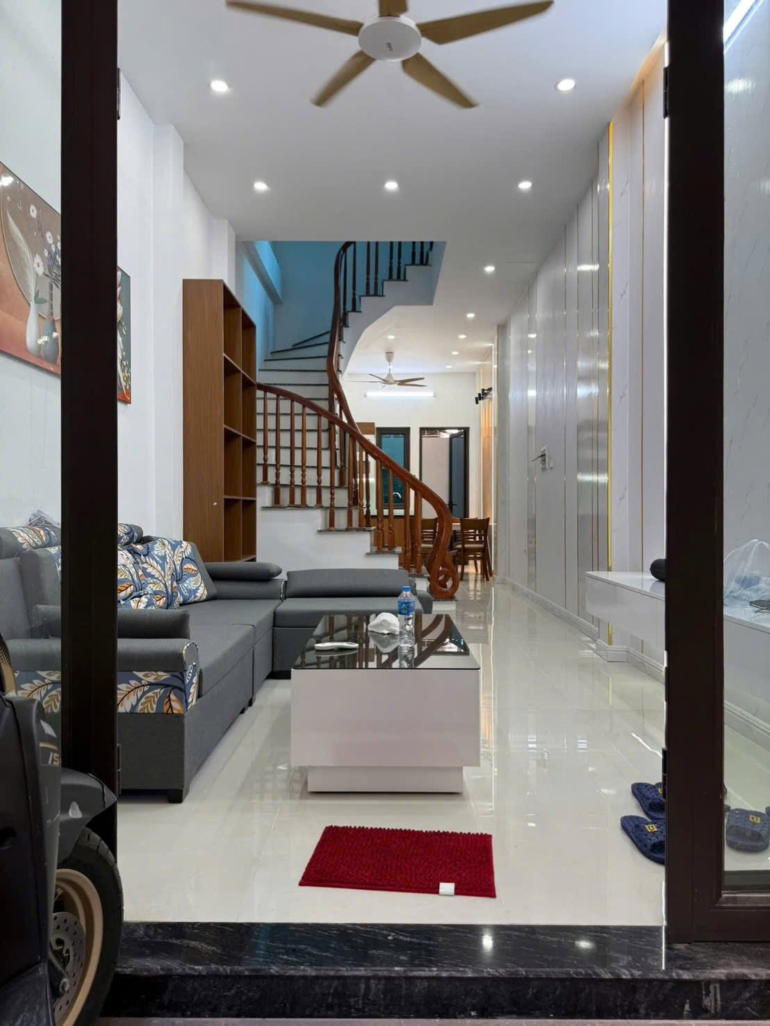 Nhà 5 tầng Tứ Hiệp ngõ ô tô sát nhà, sổ đỏ vuông vắn