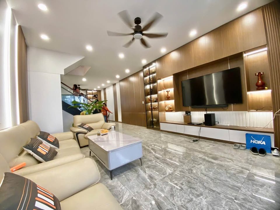 Chào bạn, chúng tôi đang có một căn nhà 3 tầng tuyệt đẹp vừa mới xây dựng tại khu đô thị Mỹ Gia