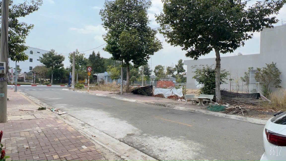 Nhà mặt tiền Nguyễn Hữu Tiến, đối diện công viên sổ riêng 3,28 tỷ