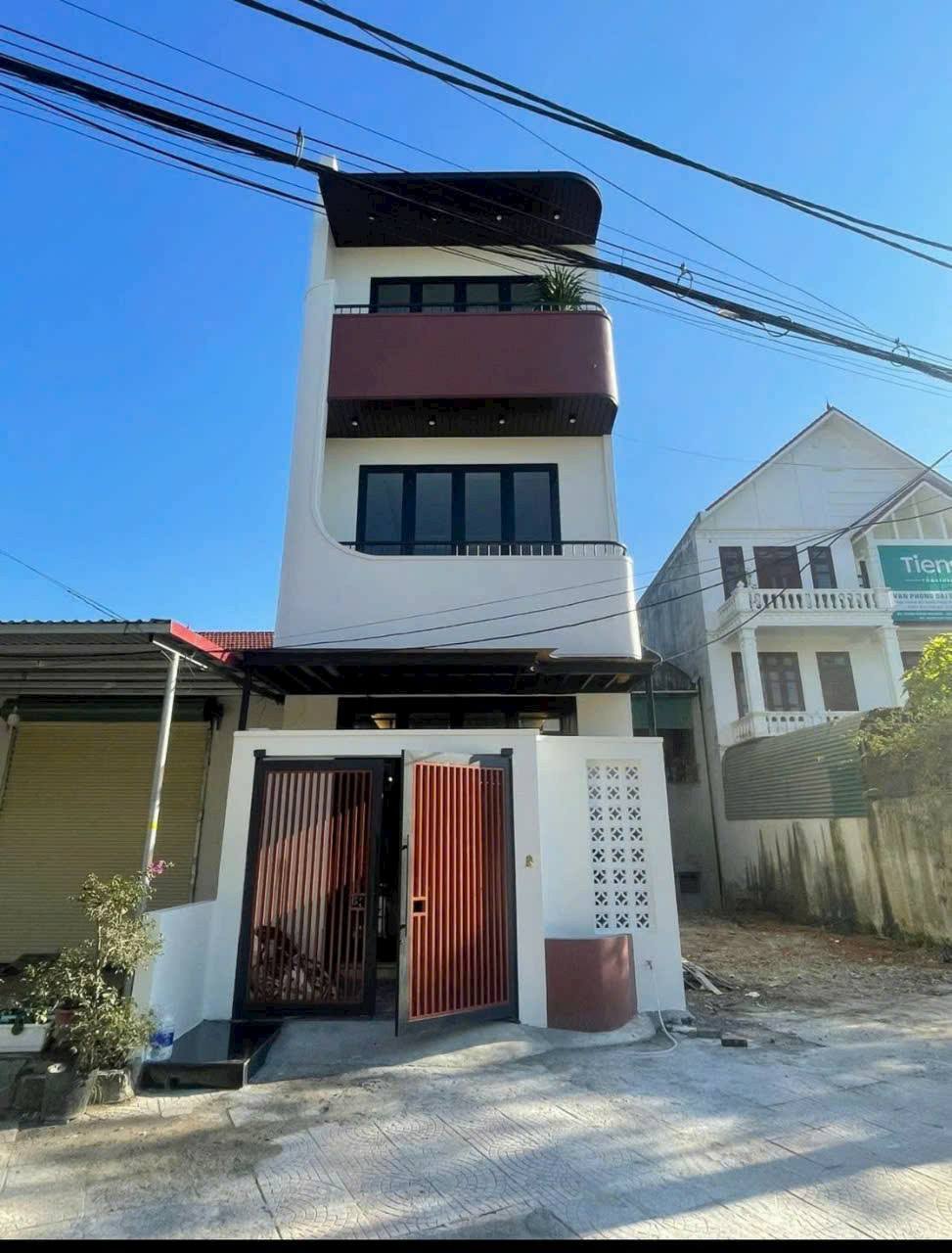 Chào đón bạn đến với cơ hội sở hữu một căn nhà tuyệt vời tọa lạc ngay mặt đường Nguyễn Phong Sắc sầm uất