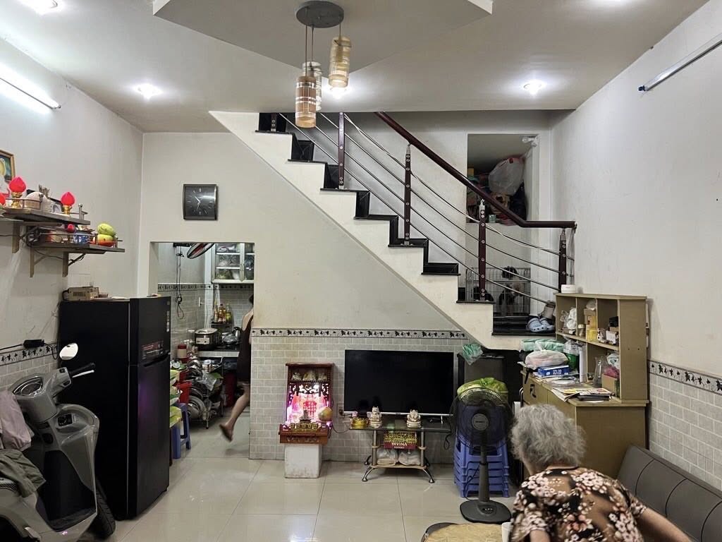 Nhà Gò Vấp 32m2, 2 tầng, hẻm ô tô đỗ cửa, sổ vuông a4