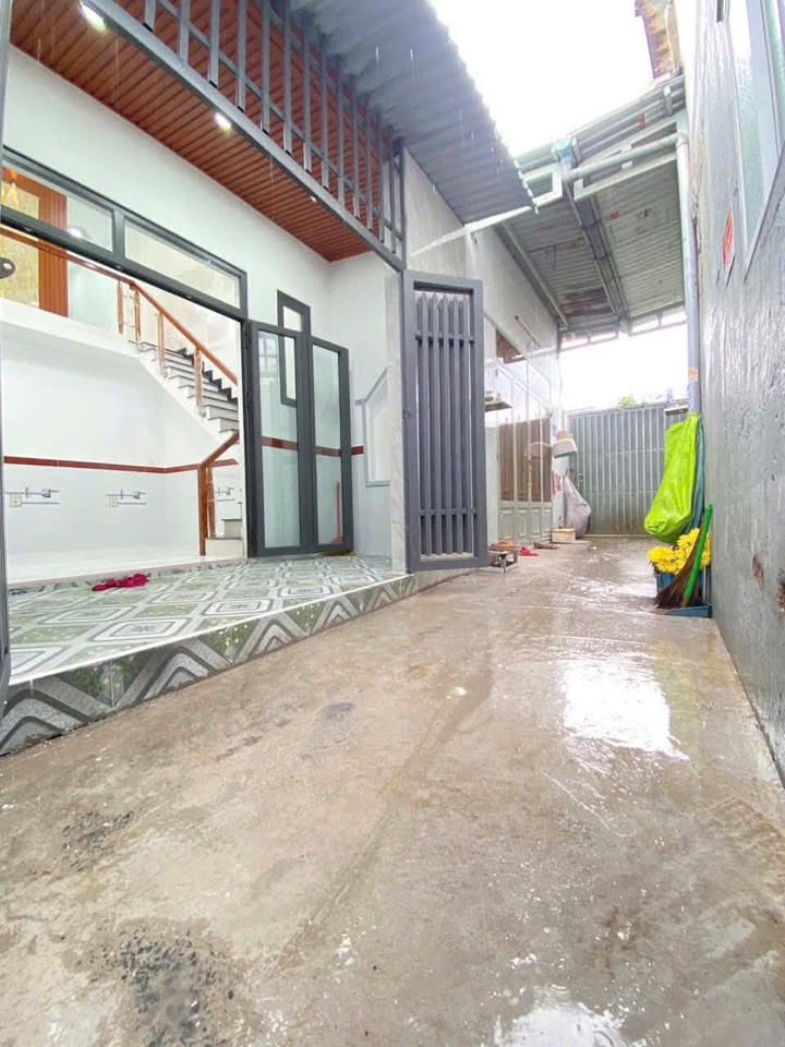 Nhà sổ đỏ Hóc Môn, hẻm xe hơi, gần chợ Gấu, giá 1.55 tỷ