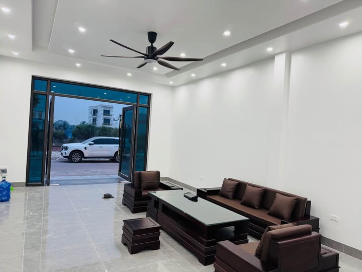 Nhà 2 tầng Móng Cái view công viên, móng siêu chắc, giá cực tốt - chốt nhanh kẻo lỡ