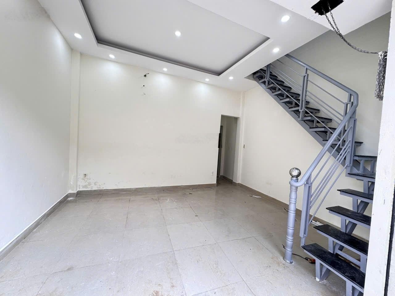 Hiếm có khó tim ngay trung tâm Bình Thạnh hẻm ô tô cách 1 căn ra mặt tiền Điện Biên Phủ 2 tầng