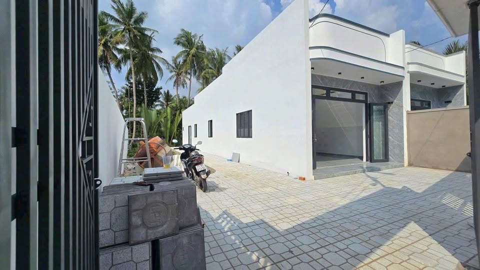 Nhà 300m² trung tâm Bến Tre tặng full nội thất, giá 1,35 tỷ