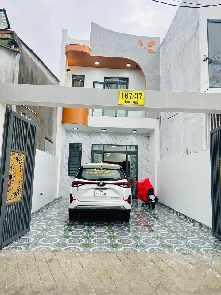 Nhà phố Cẩm Thành, Quảng Ngãi, sân đậu ô tô, 3 phòng ngủ, 100m2