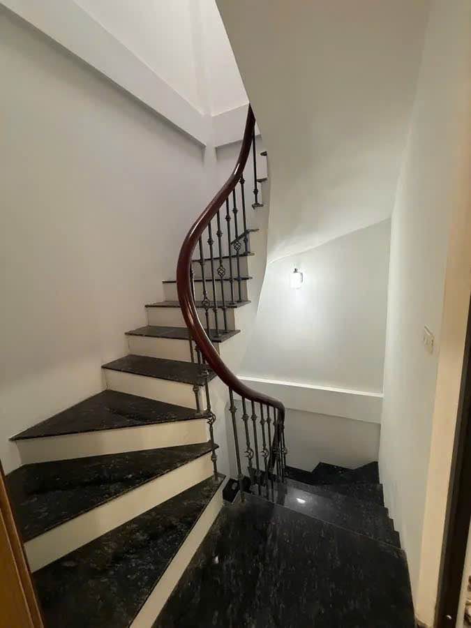 Nhà Thạch Bàn mới kính kong, dân xây chắc chắn, sổ đỏ vuông vắn