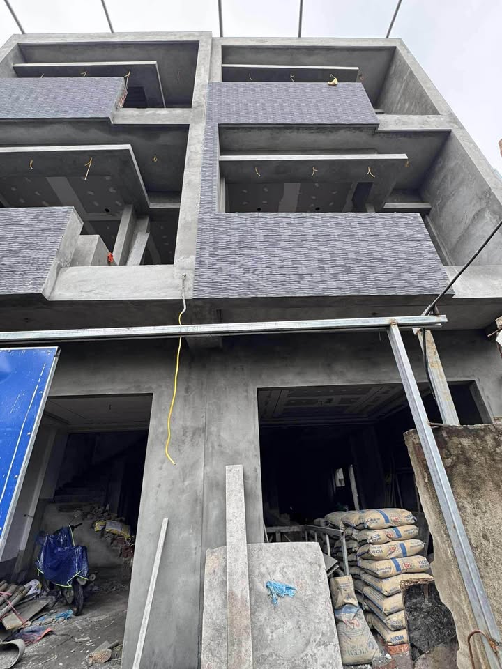 Khám phá ngôi nhà 3 tầng mới xây, tọa lạc tại vị trí lô góc siêu thoáng, ngõ Phù Long rộng rãi, thông thoáng