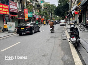 Chào mừng bạn đến với ngôi nhà mặt phố Nguyễn Khuyến, nơi kinh doanh sầm uất không ngủ ngày đêm