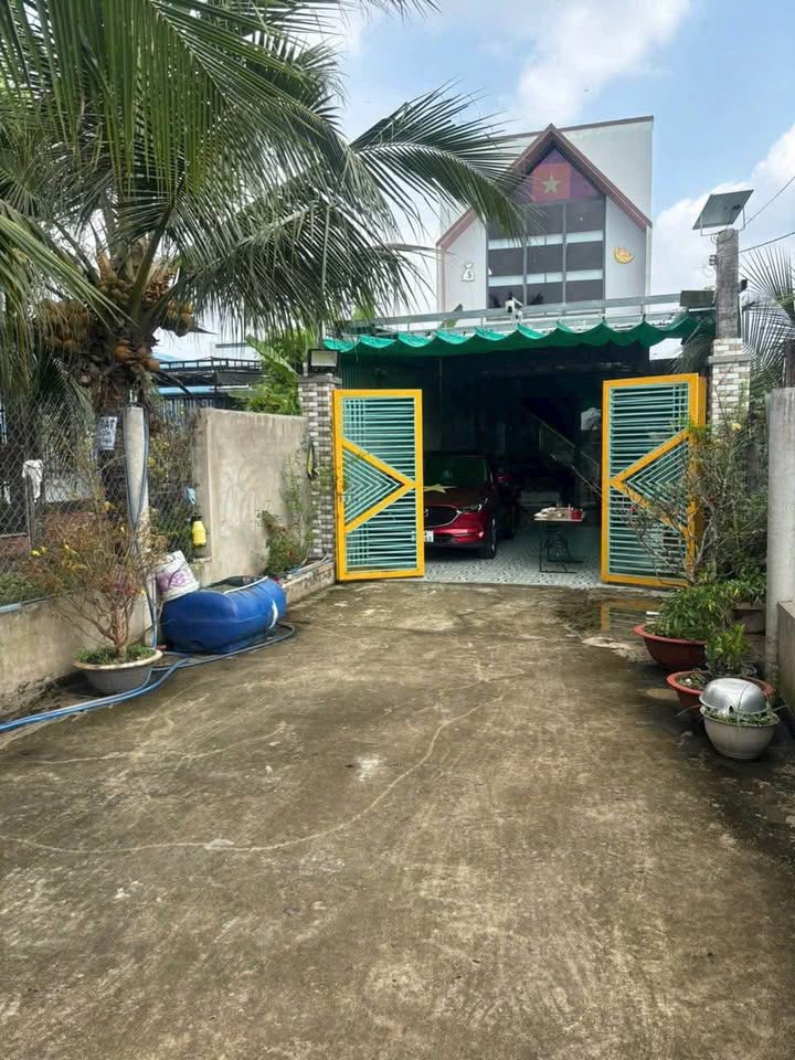 Nhà lửng hiện đại tặng full nội thất, sân vườn rộng Tân An, Long An