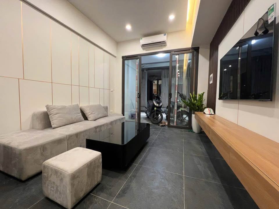 Nhà 5 tầng trung tâm Tây Hồ dòng tiền 23 triệu/tháng, sát Hồ Tây lộng gió