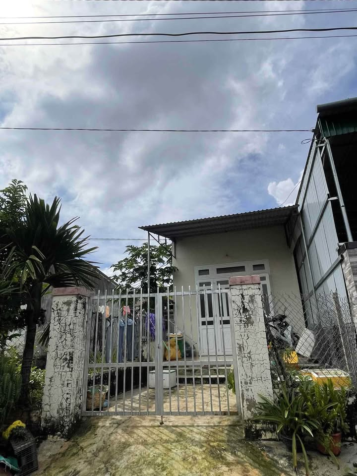 Nhà kiên cố 2 phòng ngủ, trung tâm Ea Pok, 850 triệu