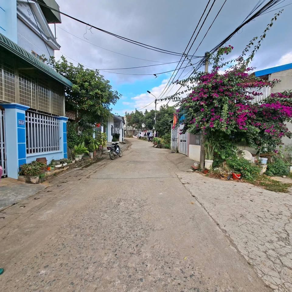 Bán 3 lô đất liền kề vị trí đẹp, sổ đỏ riêng, đầu tư sinh lời tại trung tâm thành phố Lai Châu