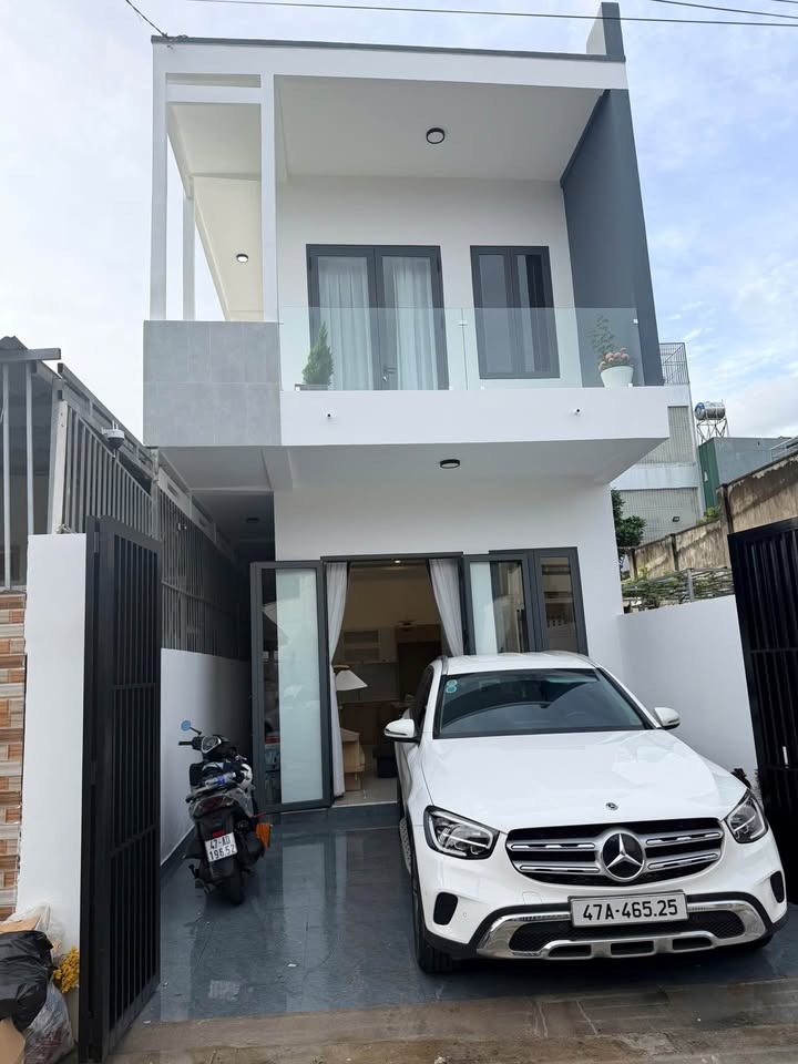 Nhà 1 trệt 1 lầu Võ Văn Kiệt sân đậu ô tô, giá hợp lý