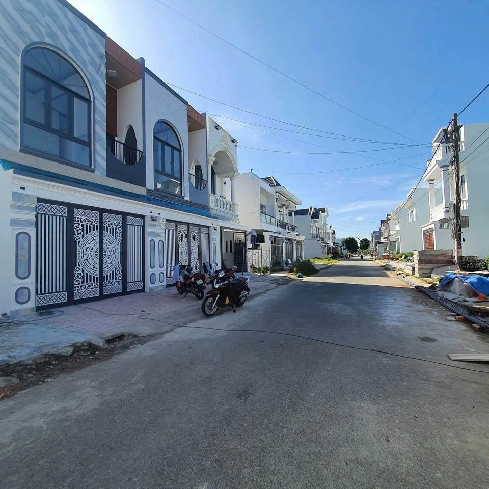 Bán nhà 1 trệt 1 lầu 90m2, 3 phòng ngủ, hướng Tây Nam tại Phường Thanh Đức, Vĩnh Long