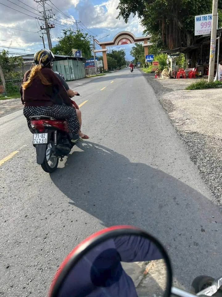 Đất mặt tiền Quốc Lộ 57C, giá 790 triệu, sổ đỏ sẵn sàng, dân cư đông đúc