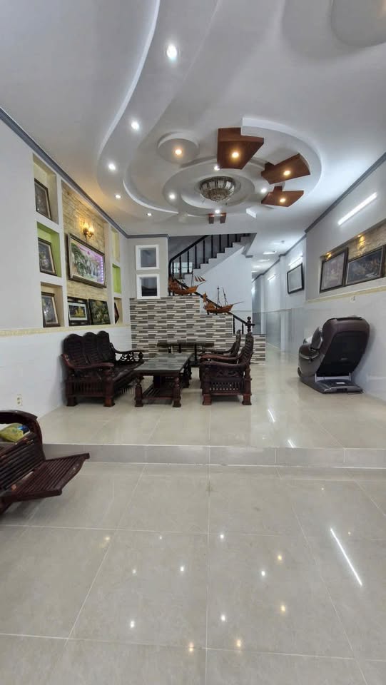 Cho thuê nhà 2 lầu khu dân cư Phú An 10 triệu/tháng, ngay trung tâm, ô tô đỗ cửa