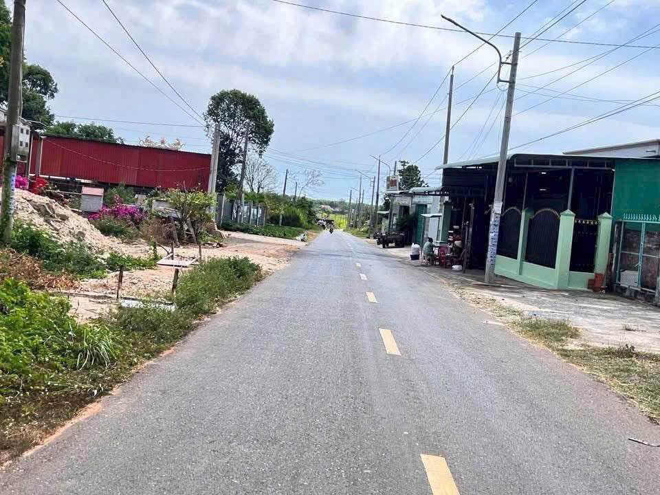 Mặt tiền Nguyễn Huệ, Đất Đỏ 707m2, 12m x 59m, chỉ 3,2 tỷ