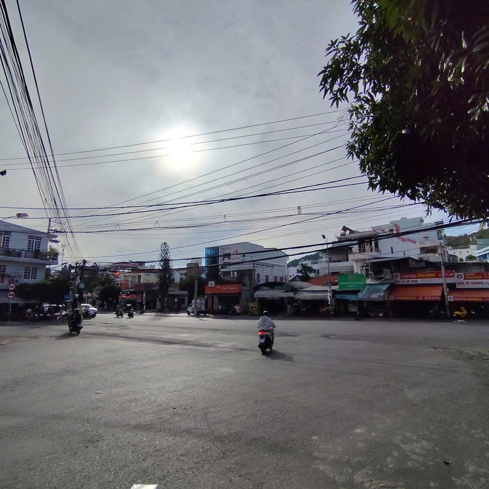 Bán nhà lô góc 4 tầng 2 mặt tiền đường Nguyễn Đình Chiểu, Nha Trang