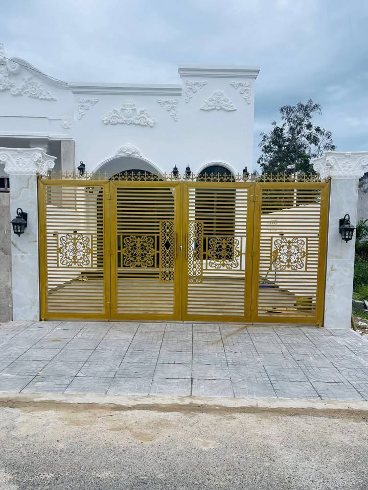 Chủ nhà đang gấp rút hoàn thiện 2 căn nhà cấp 4 trắng tinh khôi theo phong cách Tân Cổ Điển