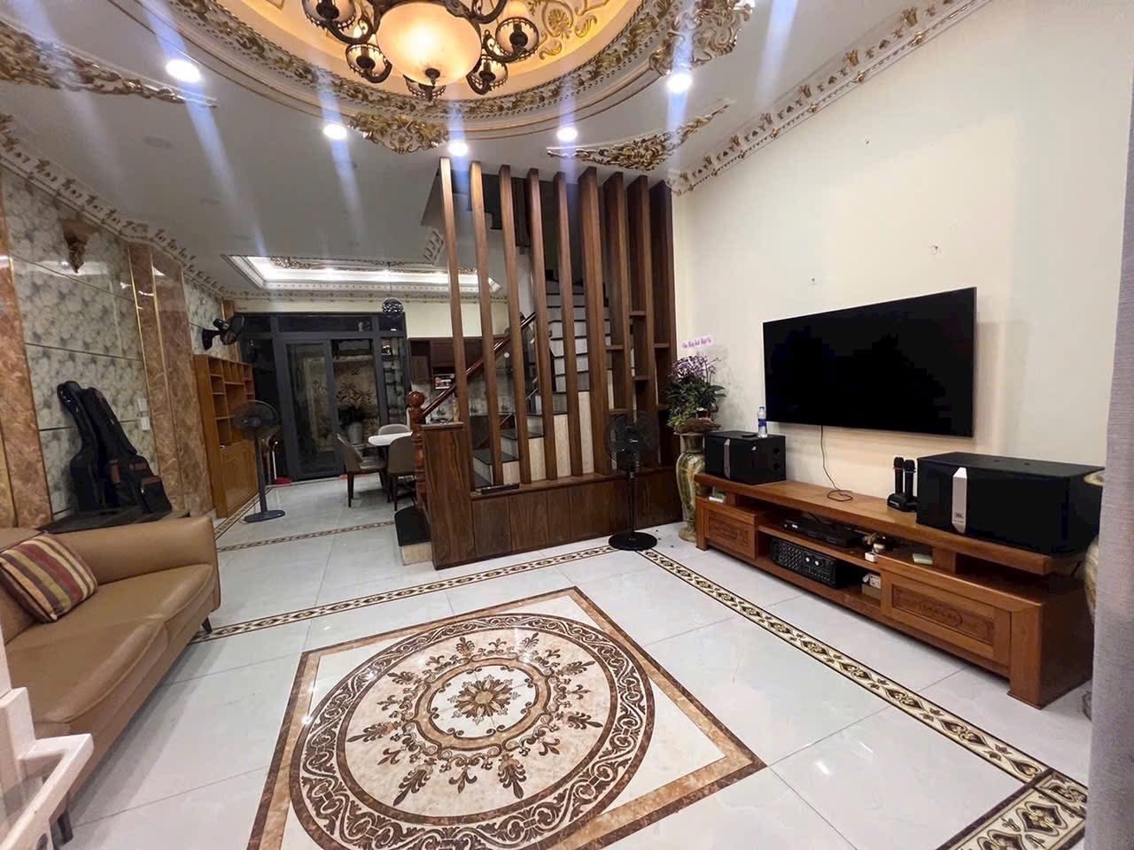 Cho thuê nhà nguyên căn 4 ngủ, 4 vệ sinh, Huỳnh Tấn Phát, Quận 7