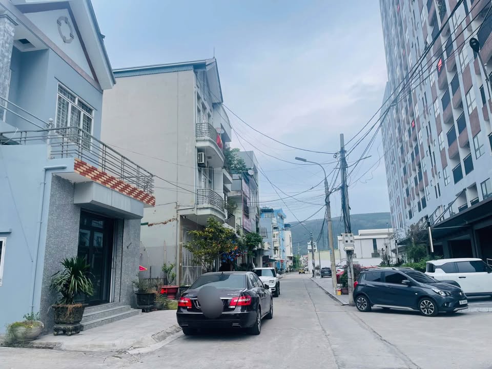 Bán nhà lô góc 2 mặt tiền Cẩm Bình, Cẩm Phả, kinh doanh sầm uất, ô tô đỗ cửa