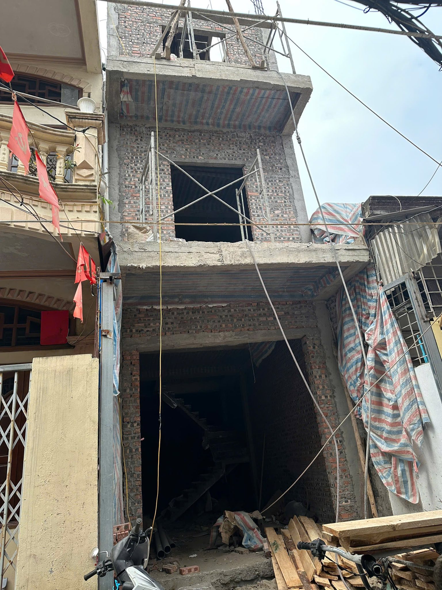 Nhà 3.5 tầng mới xây, ngõ ô tô đỗ cửa, giá hời như mơ