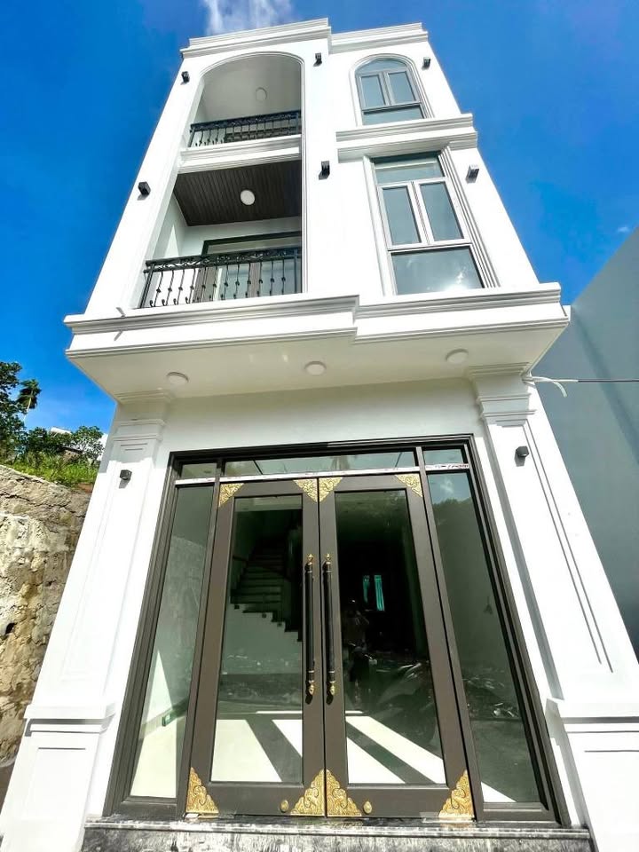 Nhà góc 3 tầng 70m2 phường Hà Lầm - Giá tốt