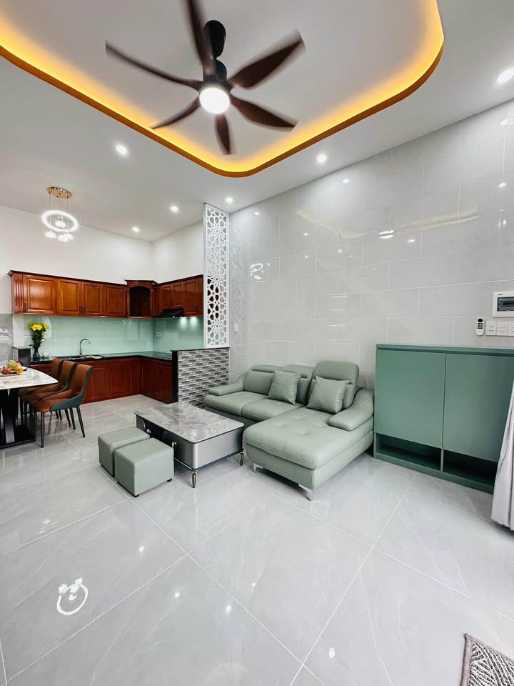 Nhà phố Cẩm Thành, 3 phòng ngủ, sân đậu xe 7 chỗ, hướng nam cực xinh