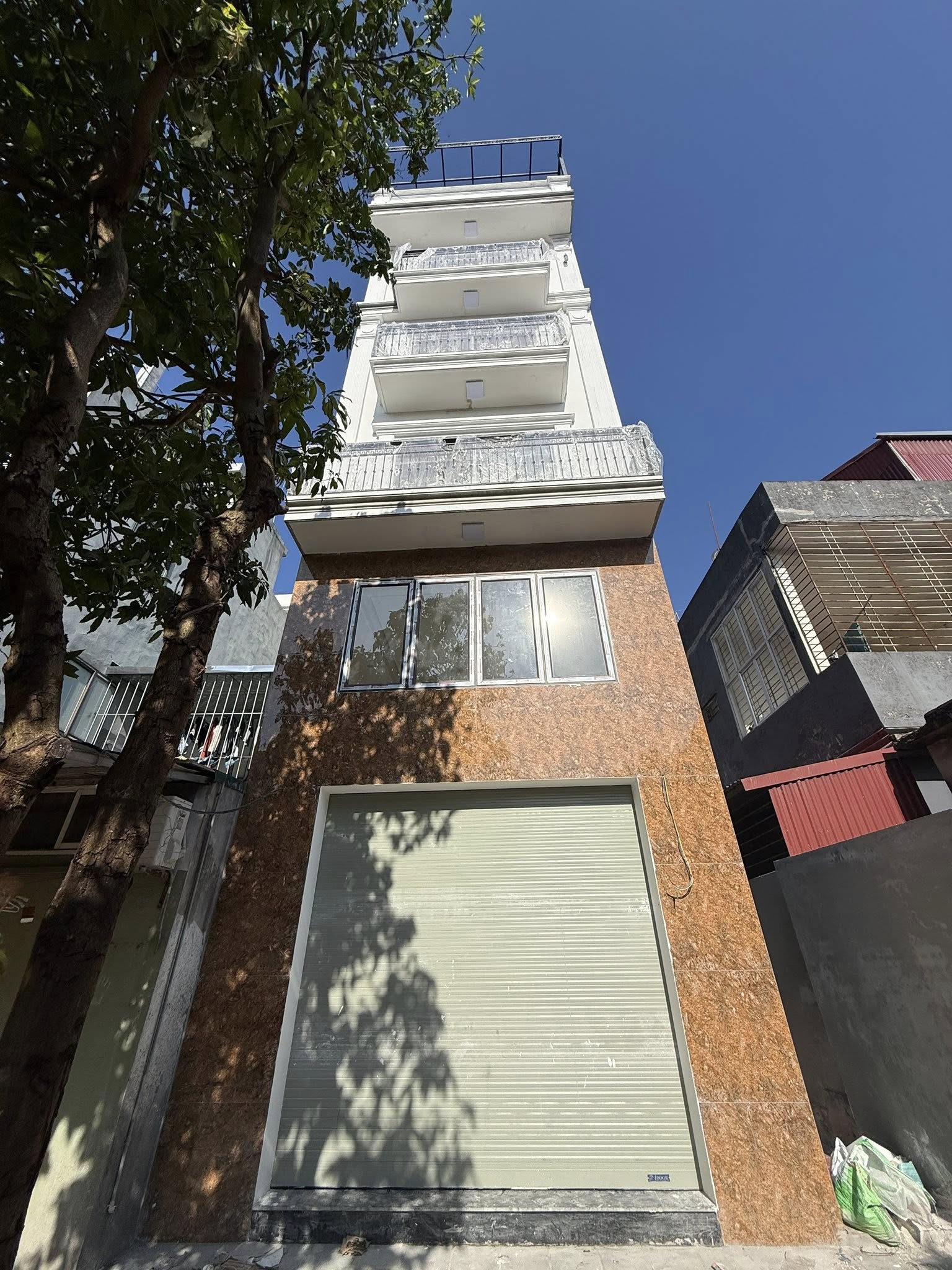 Siêu phẩm Long Biên nhà 5 tầng thang máy, 6 ngủ, mặt ngõ rộng, nhỉnh 8 tỷ