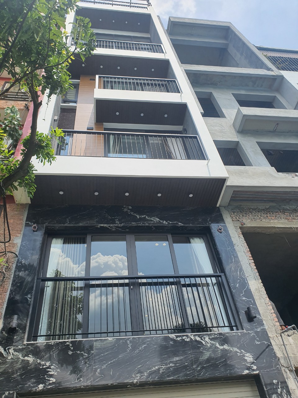 Bán nhà 7 tầng thang máy, gara ô tô Phố Trạm, Long Biên, Hà Nội - 14.5 tỷ