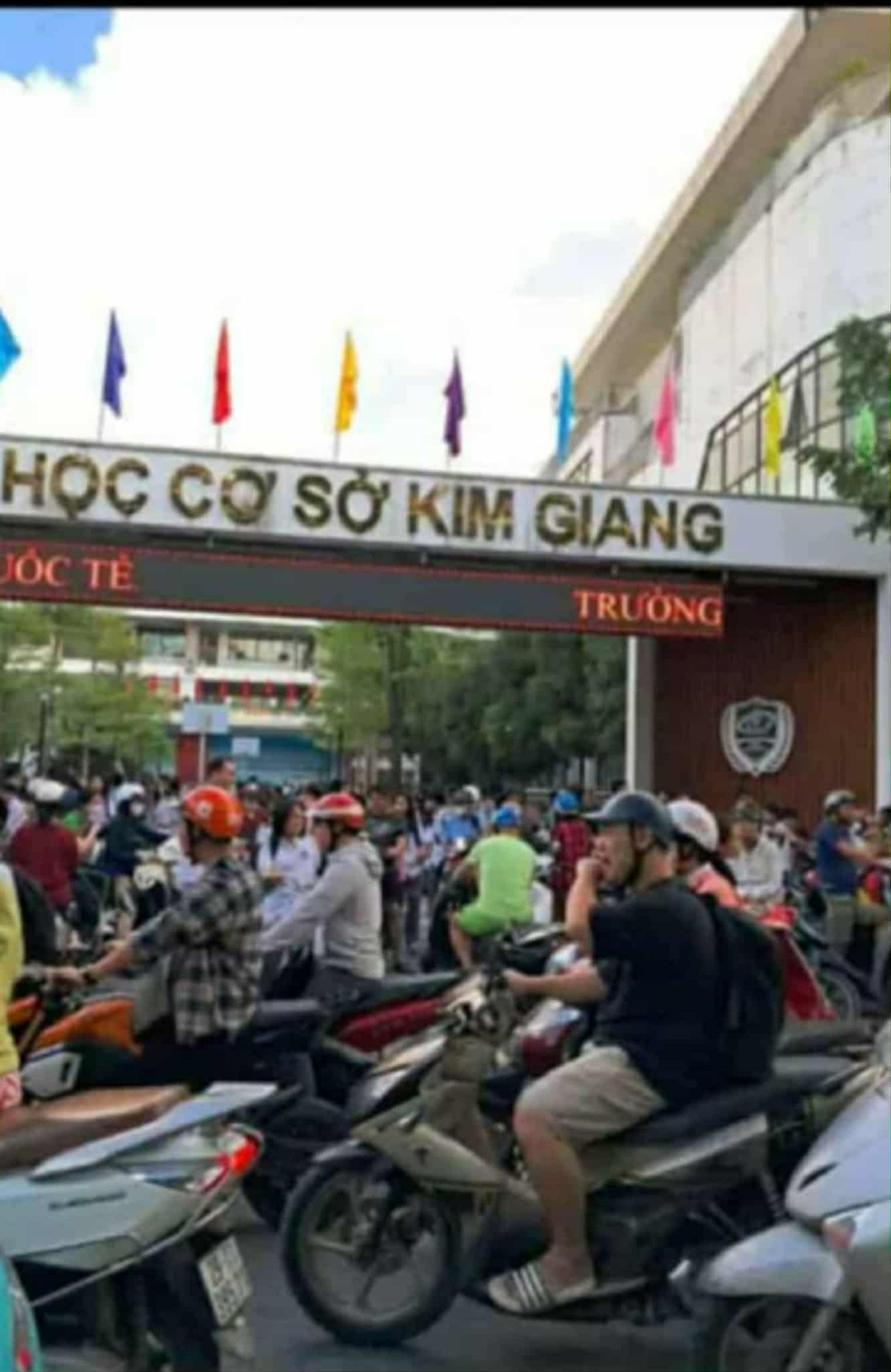 Nhà mặt phố Hoàng Đạo Thành kinh doanh sầm uất, 4 tầng, sổ đỏ chính chủ