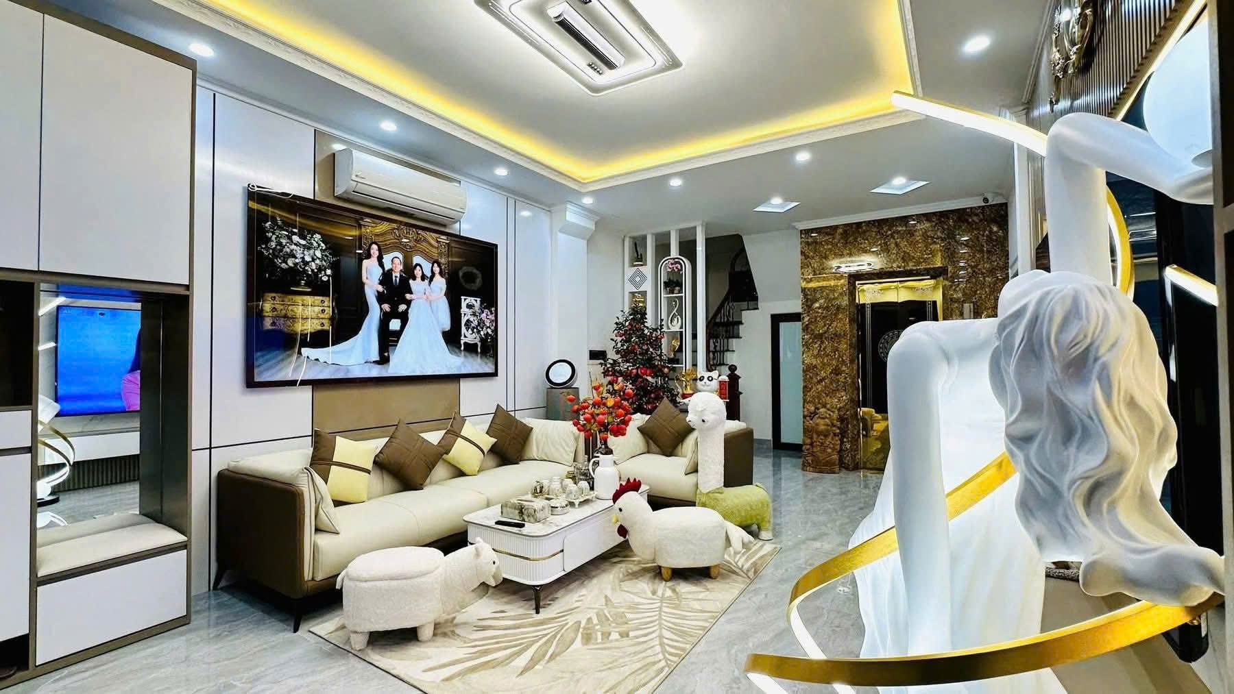 Hoàng Quốc Việt, nhà 5 tầng thang máy, 38m², full nội thất, 2 thoáng, giá hơn 8 tỷ