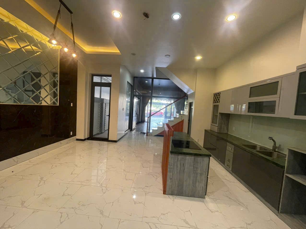 Nhà 3 tầng khu Hưng Phú công viên trước mặt, xe hơi đậu cả đội