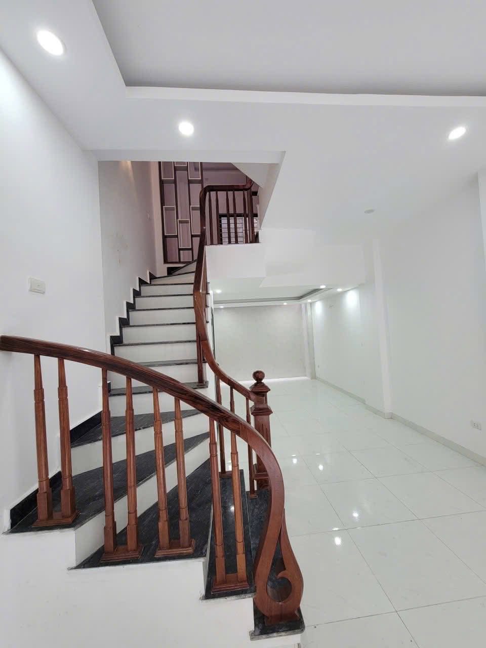 Bán nhà 5 tầng Ngọc Hồi, Thanh Trì 43m2, mặt tiền 4m