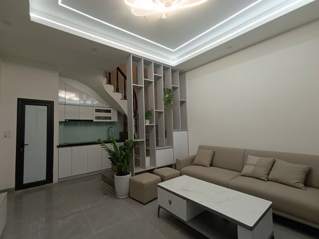 Nhà Cầu Giấy 35m², 5 tầng, full nội thất, 3 bước ra phố, giá hời