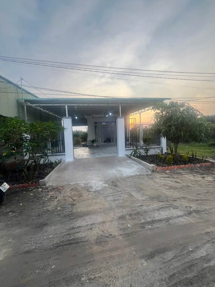 Nhà hướng Đông, 3 phòng ngủ, khu phố Trường Đức, Tây Ninh giá tốt