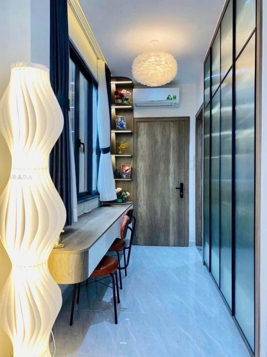 Nhà 5 tầng bê tông cốt thép, 4,2m x 10m, hẻm 8m, tặng nội thất, gần Lê Đức Thọ, Gò Vấp